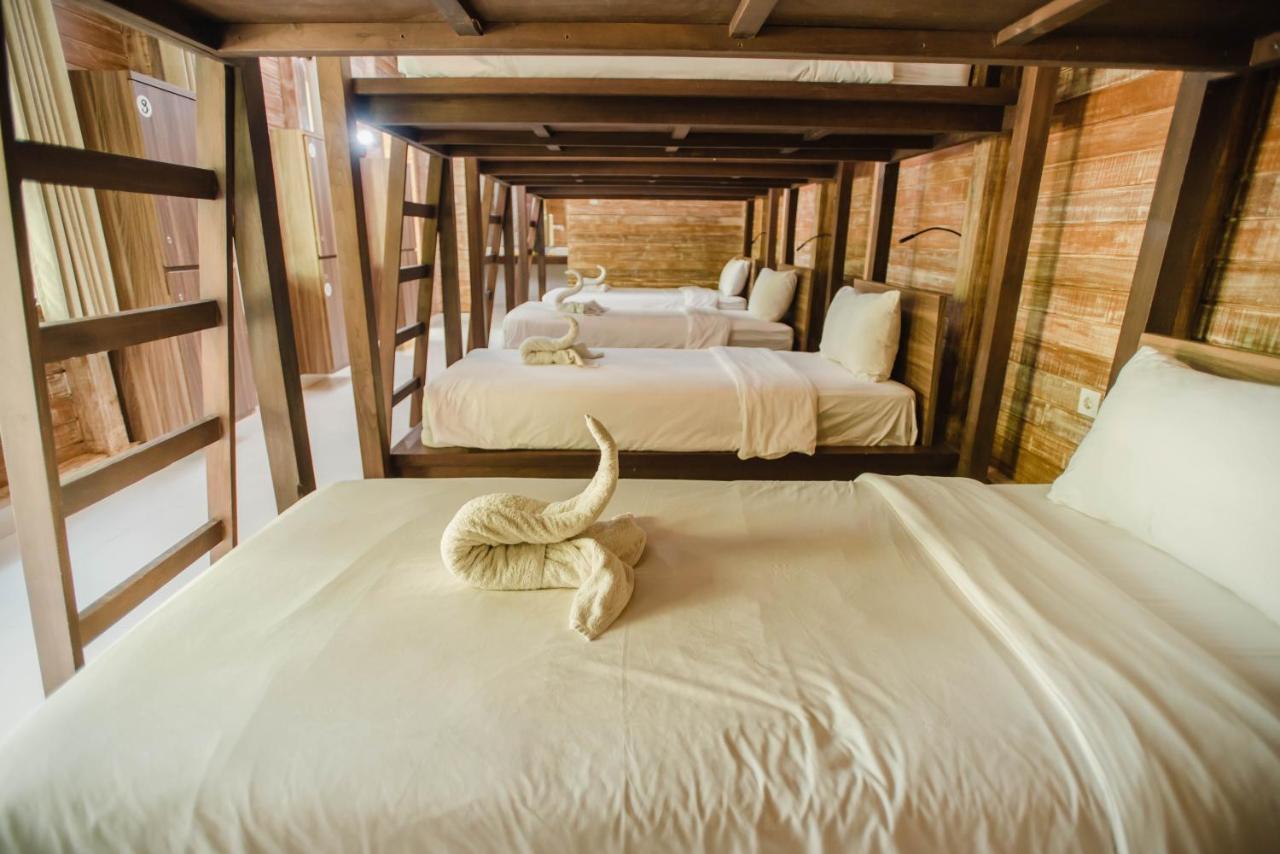 Acala Hostel & Reef Bar Toyapakeh Экстерьер фото
